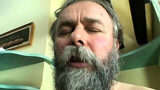 Hairy pussied teen blows