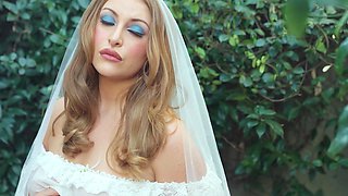 Big ass bride exposed her amazing body