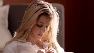 Amateur blonde teen solo dildo