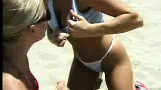 Sharing cumshot in a blonde threesome