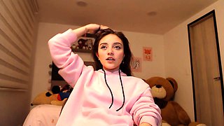 Cute amateur teen girl toying her pussy in bed on cam