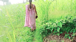Desi Bhabhi Urineing in the Field Before Fucking