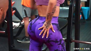 Dwayne Foxxx Pounds Egypt in Steamy Gym Cumshot Fuck