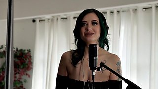 Green Haired Girl Gia Paige Gets Her Chance With Isiah Maxwell