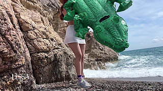 Relaxing Sound of Waves with Crocodile Bouncing and Inflating