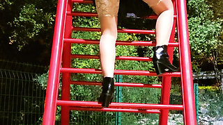 Big Booty Hot MILF Is Wearing a Butt Plug at Park