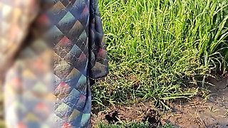 Indian Desi Village Outdoor bhabhi ne apne ghagara utha Kar apni khubsurat pankhudiyon wali bhosdi ke darshan Apne devar ko karvaya khule kh