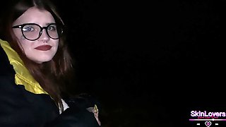 Соседская школьница смачно отсосала мне в лесу, чтобы я не рассказал её маме о том, что она курит.