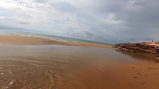 Exhibicion En La Playa De Esta Madurita Jugando En La Arena Como Una Perro