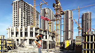 Constructor Falls Into a Hole and Becomes Giant