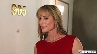 MILFY Flawless Figure COUGAR Sofie Marie Knows How To Service Firm Man-meat