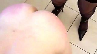 petage anal d un soumis au gode ceniture