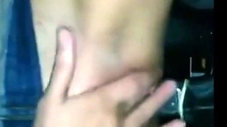 Elle se fait du bien dans la voiture avec son jouet