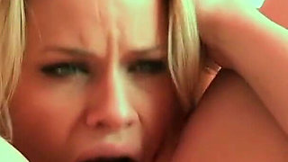 She wakes up in the pool wanting to fuck a beautiful cunt