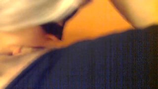 Surerxcité il baise une femme masquée avec un plug anal dans le cul
