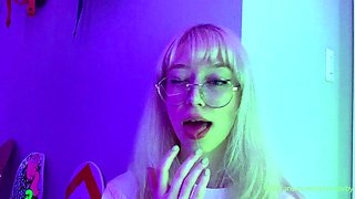 Amateur young teen solo masturbation on her livingroom