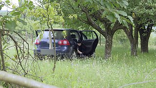 Un voyeur filme un couple baiser