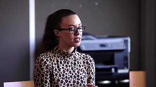 Julia loves to be watched... - Jacquie et Michel TV