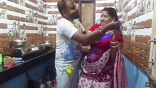 Beautiful Bengali bhabhi enjoy holi special with her neighbours applied lot of colors in hindi