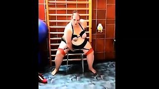 Deutsche BBW mit dicken Arsch reitet Dildo in Nylons