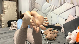 Touch yourself while my FEET ignore you