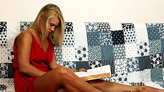 Blond bombshell Darina revels in a steamy solo session on the couch