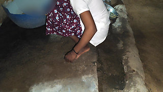 Secretly called the beautiful sister-in-law at night and fucked her in the bathroom