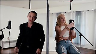 River Lynn & Brad Newman: Bubble Butt Blonde in a Sexy Session
