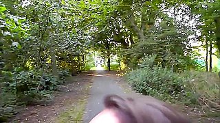 Petite Amie Amateur Fait Une Pipe Risquee Dans Un Parc