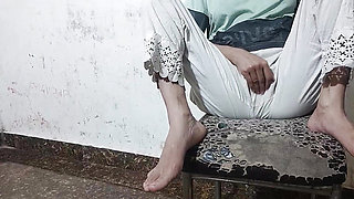 Indian Hot aunty ko saman dene ke bahane pel diya
