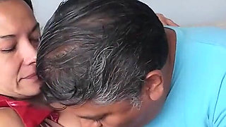 Mi Slutty Wife Seduces and Convinces the Plumber to Give Her a Blowjob and Swallow His Cum