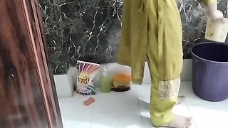 Nahati Hui Stepsister Ka Bathroom Ka Video Bna With Li Ya