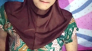Hijab shemale masturbating in the room