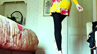 Cumshot amateur MILF suck and jerks dude in the bedroom
