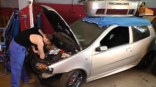 HAUSFRAU FICKEN - German housewife gets fucked in the garage