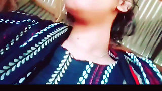 Solo girl goes on all fours to enjoy lots of fingering