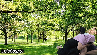 Rekaman seks pasutri indo lagi asik nyepong kontol pasangan berhijab di taman umum