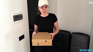 The Cute Courier Turned Out To Be A Pervert, Fucked Her And Cum In Her Mouth To Pay For Pizza