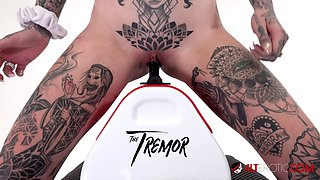 Tattooed hottie Amber Luke rides a tremor