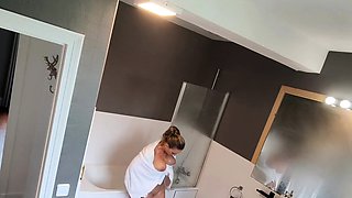 I touch my pussy in the bath