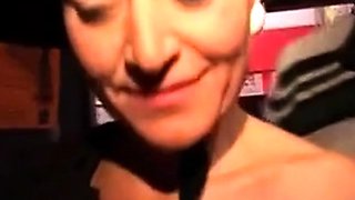 Reife Deutsche Frau hat Gangbang im Kino