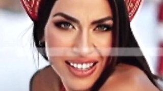 Wonder Sexy MILF Walking Outdoor