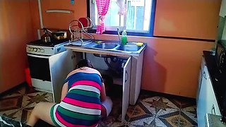 BBW Kelly Mom Seduces Plumber in Hot Stepmom Fuck - Amateur Homemade 4K