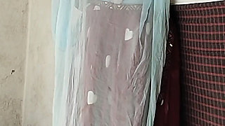 Hot pushpa bhabhi bathroom me boobs ko sahla rahi