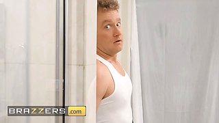 Brandy Renee wants her boyfriend to finger her in sofa but she has some competition from her roomie Abigaiil Morris - brazzers