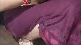 Desi Bhartiya Bihari Patni snan kar rahi hai aur Sadi bathroom mein snan slow nikalati hai  full Hindi audio mein xxx