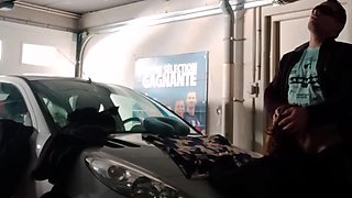 a plat ventre sur le capot de la voiture