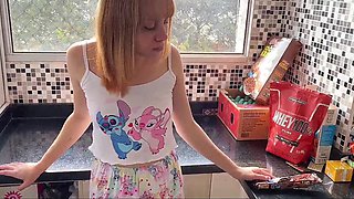 Seeing her in the morning bored, the stepfather provides his cock for an anal