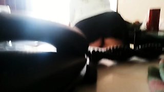 Housewife without panties shows her pussy to the technical