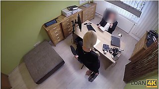 Immobilienmakler Lasst Sich Vom Bankangestellten Fur Einen Kredit Durchdringen